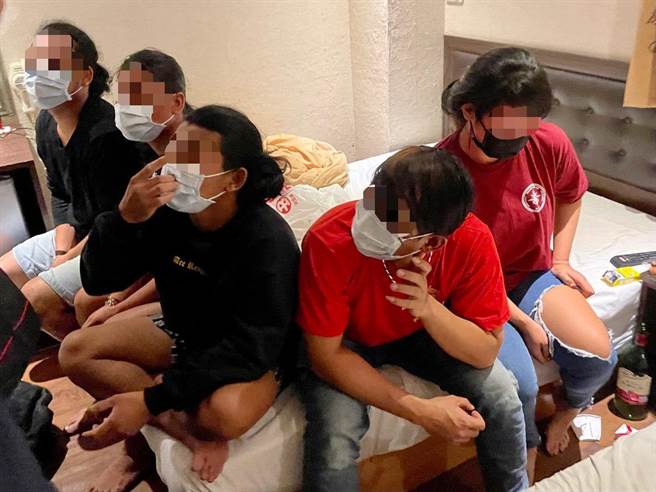 5名印尼移工买台湾小吃在旅馆群聚喝酒，遭移民署和警方联手查获。（翻摄照片／石秀华高雄传真）