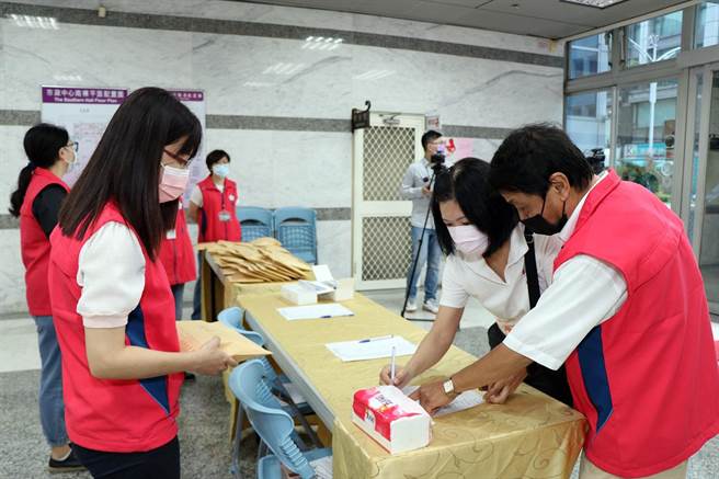 嘉義市政府今26日提供兩周分，約4000份快篩劑供幼兒園、課照中心與補習班派人員前來領取，讓相關教職員全面性快篩。（嘉義市政府提供∕呂妍庭嘉義傳真）