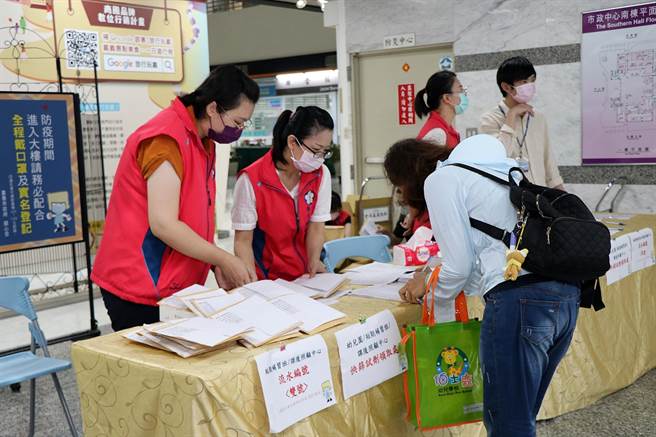 嘉義市政府今26日提供兩周分，約4000份快篩劑供幼兒園、課照中心與補習班派人員前來領取，讓相關教職員全面性快篩。（嘉義市政府提供∕呂妍庭嘉義傳真）