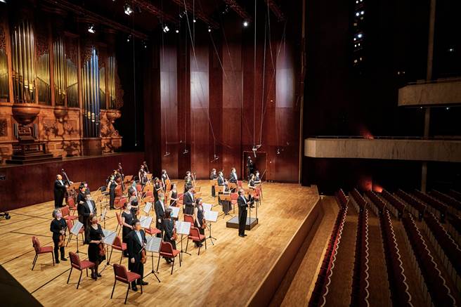 全國疫情警戒明（27）日起降至二級，表演場館開始可以開放觀眾入場，本周末在國家音樂廳，將有一場由指揮家呂紹嘉指揮國家交響樂團的音樂會，這是該場館解封後的首場音樂會，觀眾採梅花座入座。（國家交響樂團提供）