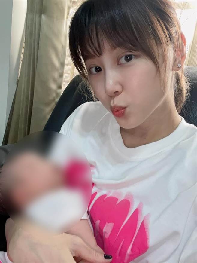 严立婷抱起婴儿的模样，充满着母爱。（图/严立婷 脸书）