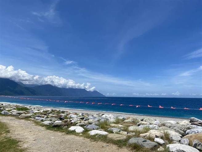 花蓮七星潭風景區，明起將開放沙灘與草皮區域。（羅亦晽攝）