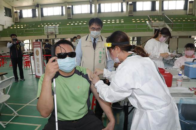 台南市长黄伟哲（中）一早到现场关心、打气。（台南市劳工局提供／张毓翎台南传真）