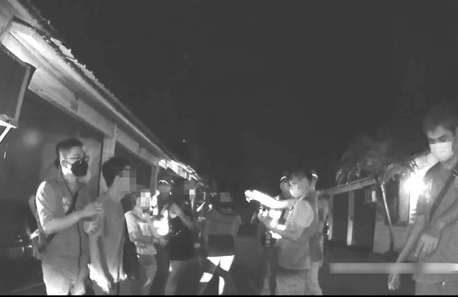 6男女汽车旅馆群聚开毒趴要求业者警察来要通报仍被逮。(警方提供／吕筱蝉桃园传真)