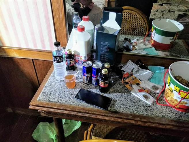 6男女汽车旅馆群聚开毒趴要求业者警察来要通报仍被逮。(警方提供／吕筱蝉桃园传真)