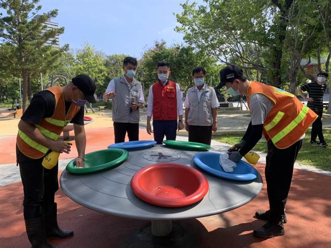 新竹市125处公园明天上午全面解封，让亲子重享在公园休憩、健身、游玩的快乐时光。（陈育贤摄）