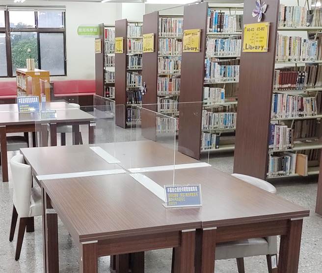中市图所属各图书馆有条件开放后，阅览室架设隔板并减少座椅，让读者保持安全社交距离。（中市图提供／陈淑芬台中传真）