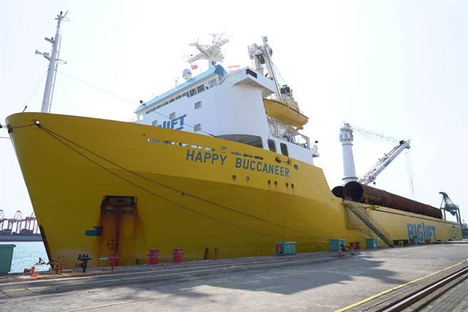 （台船为沃旭能源公司制作的水下基桩安置在运送船。图／台船提供）
