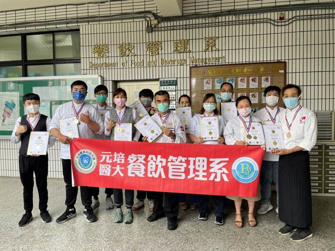 元培科大餐管系师生参加2020比利时观光美食节线上国际大赛勇夺16金2银1铜。（图/元培科大提供）