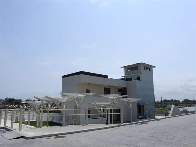 台南市北门井仔脚瓦盘盐田旁永华守望哨已整修完毕，还新增景观步道及装置艺术。（张毓翎摄）