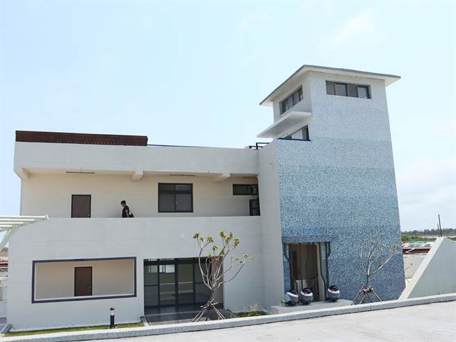 其外墙主色调为白色，而在岗哨处那面墙壁利用马赛克砖，拼贴出海洋蓝色渐层感。（张毓翎摄）