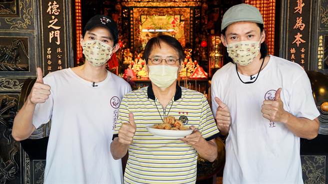 李玉玺、黄镫辉回大溪感谢关圣帝君保佑。（东森、映画提供）