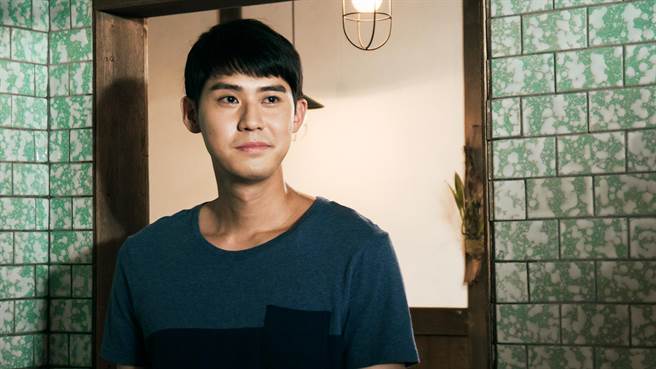 李玉玺剧中喜想一家和乐景况眼睛泛泪。（东森、映画提供）