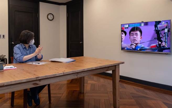 蔡英文在脸书恭喜射箭代表队男团。(取自蔡英文脸书)