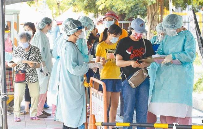 全国27日将降为二级警戒，但双北不开放餐饮内用，基隆、桃园却开放，新北市长侯友宜更喊出一旦有状况随时拉回三级，彼此标准不一致，基隆更抱怨没被双北通知。（图／本报资料照片）