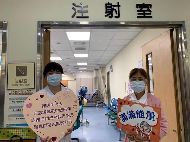 医护人员感谢各界对童综合医院的爱心支持。（童综合医院提供／陈淑娥台中传真）