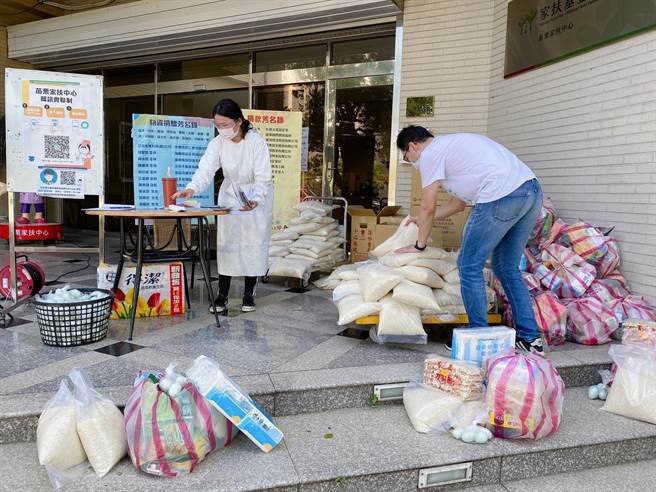 苗栗家扶中心日前发送民生物资资助弱势家庭儿少。（苗栗家扶中心提供／谢明俊苗栗传真）