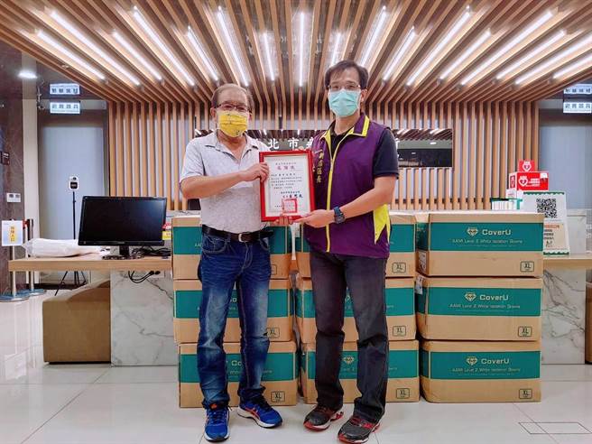 新北市议员金中玉6月2度捐赠新店区公所不织布隔离衣、防护面罩及额温枪等防疫物资，今（26日）又再度捐赠防护衣1000件及矿泉水100箱。（新店区公所提供）