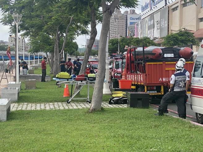 高市14岁少女掉落爱河，消防员派员到场抢救中。（袁庭尧摄）