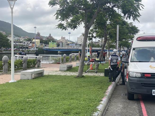 警消获报有少女掉入河东路爱河流域，立即赶赴现场救援。（袁庭尧摄）