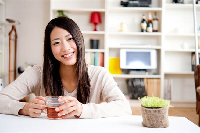 双鱼座、射手座、狮子座的女人充满魅力，无论异性或同性都想要深入认识她们。（示意图／shutterstock）