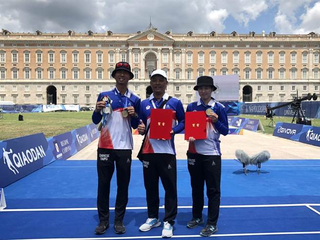 魏均珩踏入射箭，源自飞官父亲期许提升视力和专注力。(教练徐梓益提供／蔡依珍桃园传真)