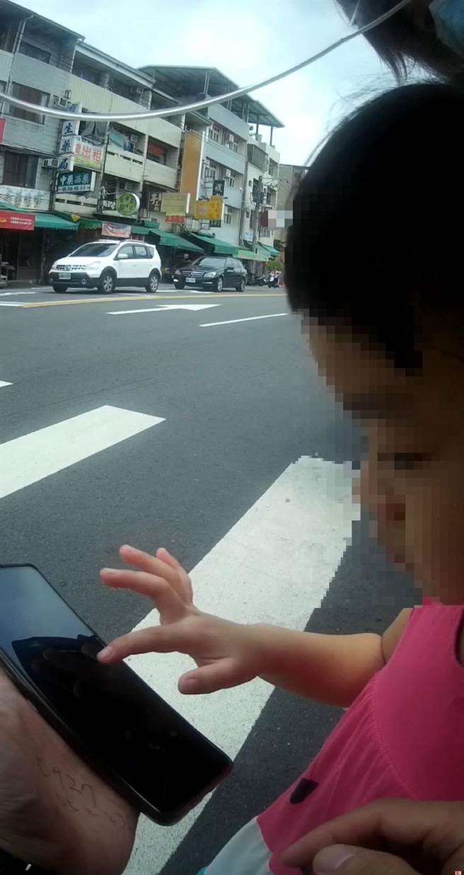 4岁女童会背诵妈妈的手机号码，协助警方通知曾女赶至现场。（台中市警第五分局提供／张妍溱台中传真）