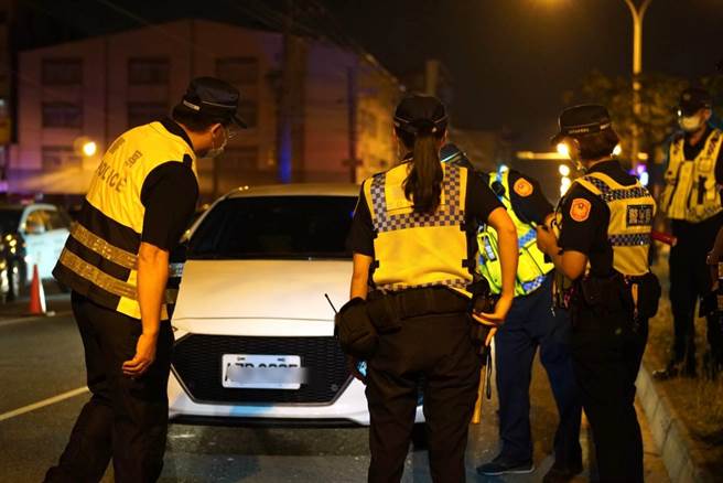安南区警方大动作临检，吓阻道路竞逐的车聚。（读者提供／程炳璋台南传真）
