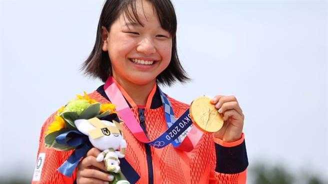 女子滑板街式賽由日本13歲選手西矢椛奪金，成為日本史上最年輕奪金選手。(圖/路透社)