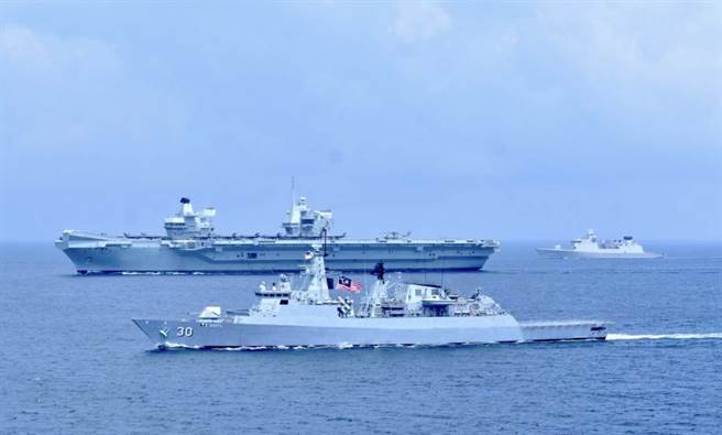 英國伊莉沙白女王號航母戰鬥群已經進入南海，航母搭載8架F-35B戰機，隨行戰鬥群還包括4艘戰艦與2艘支援艦及1艘核潛艇，同時參與的還有美國與荷蘭艦艇。預計女王號將停靠新加坡。（圖／馬來西亞皇家海軍)