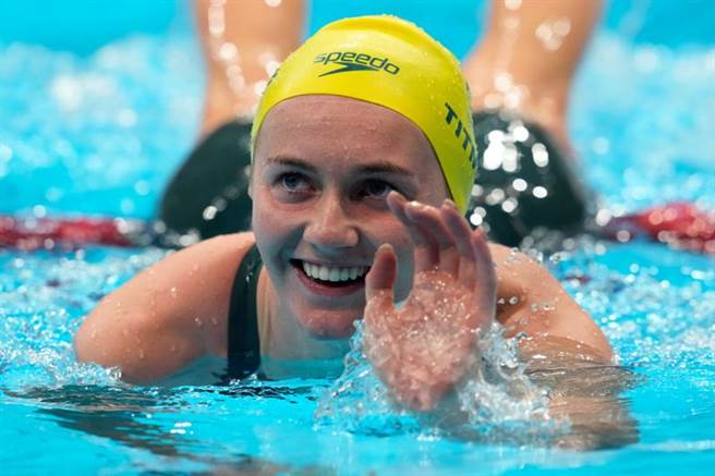 澳洲泳将提特穆斯（Ariarne Titmus）今击败拥5面奥运金牌的美国名将雷德基（Katie Ledecky）摘金。(图/路透社)