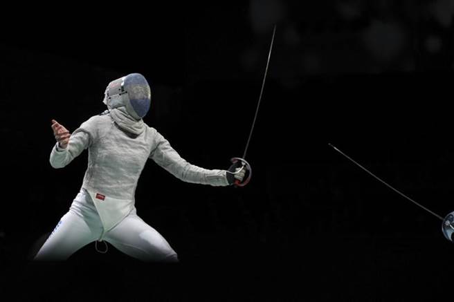 阿根廷击剑选手莫里斯以12比15输掉比赛，生涯第3次奥运之行宣告终结。(路透社)