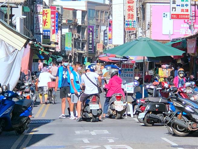 金门县府今天宣布7／27起取消金城、金湖、金沙及烈屿地区传统市场扩大管制区域及身分证号分流採购管制措施。（李金生摄）