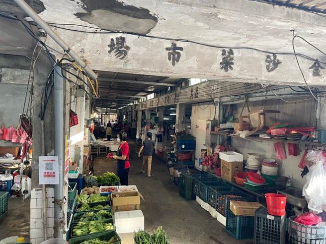 县府强调，若进入市场人数激增或无法维持社交距离时，各乡镇公所将即时启动人流管制措施。 （金门县府提供）