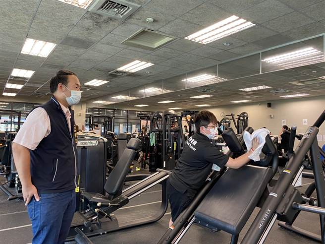 运动场馆提供的器材或器具，在转换使用者前后，要求都应该消毒。（台中市府提供／卢金足台中传真）