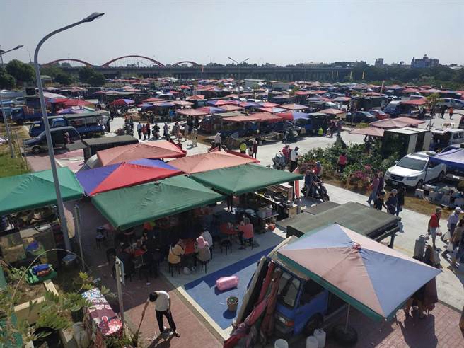 云林县北港镇牛墟将于29日復市，300多个摊商忙着备料喜迎开工。（本报资料照片）