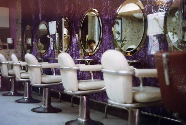 八零年代可佳髮型邁入巔峰，當時店內清一色都是日製高級美髮專用設備，氣勢不凡。（林美秀提供／袁庭堯高雄傳真）