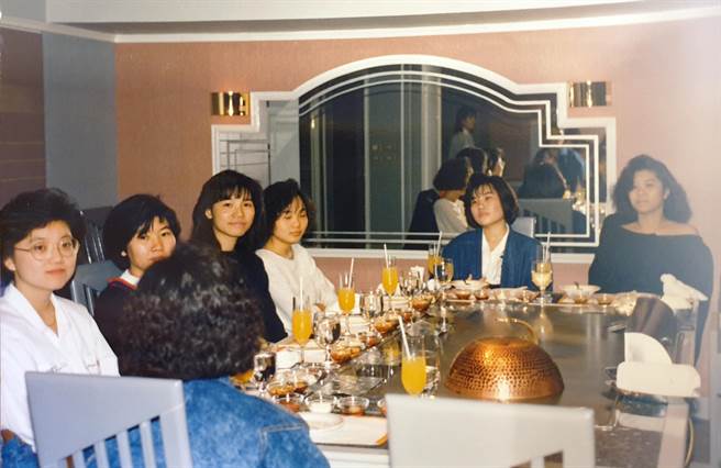 在經濟起飛的年代，員工福利也優渥，林美秀休假時會犒賞設計師及助理，一起吃鐵板燒。（林美秀提供／袁庭堯高雄傳真）