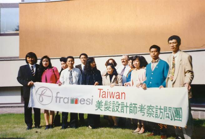 到歐美各國參加髮藝研習進修課程，是年輕的林美秀與先生每年不變的堅持。（林美秀提供／袁庭堯高雄傳真）