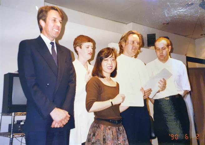 到歐美各國參加髮藝研習進修課程，是年輕的林美秀（中褐衣者）與先生每年不變的堅持。（林美秀提供／袁庭堯高雄傳真）