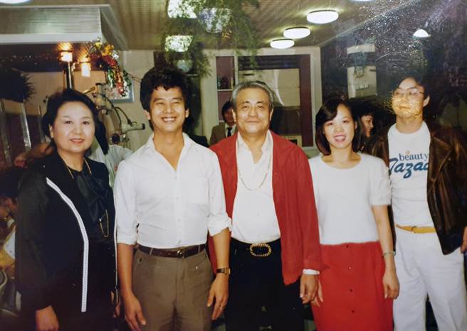 規模極盛的可佳髮型（右二林美秀，左二蕭國雲），當年吸引不少國內外政商名貴、藝人專程造訪。（林美秀提供／袁庭堯高雄傳真）