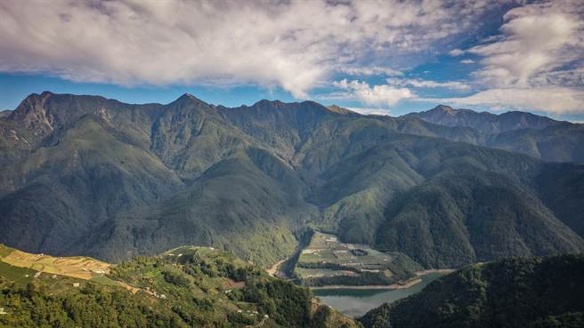 交通部觀光局參山國家風景區管理處27日放寬所轄風景區容流量，圖為遠眺佳陽沖積扇。（參山處提供／黃國峰台中傳真）