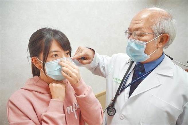 聯新國際醫院首席副院長許詩典(右)認為，防疫常態化民眾要學習與病毒共處。(聯新國際醫院提供／呂筱蟬桃園傳真)