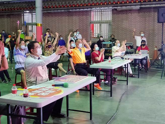 桌球好手郑怡静、林昀儒争夺奥运混双铜牌战，家人、乡亲及台南市长黄伟哲均聚齐归仁仁寿宫观看大萤幕，隔海替他们加油、打气。（洪荣志摄）