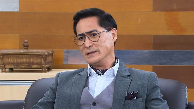 黄建群在《黄金岁月》以严父总裁角色登场。（民视提供）