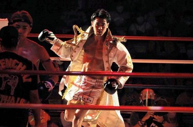 小笠原瑛作因为野性的帅气外貌爆红。（图/翻摄自小笠原瑛作IG）