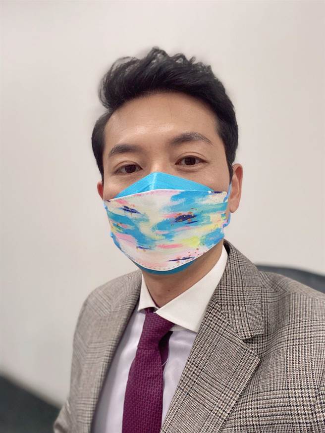 主播林嘉源带大家以华人的视角看国际新闻。（中天新闻提供）