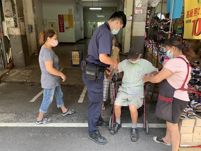 高龄老翁买菜晕眩倒地，龟山警送医化解危机。(翻摄照片／蔡依珍桃园传真)