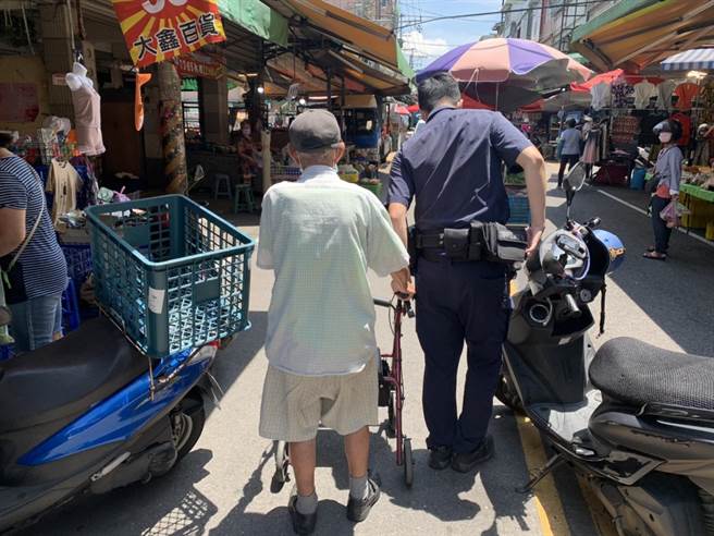 高龄老翁买菜晕眩倒地，龟山警送医化解危机。(翻摄照片／蔡依珍桃园传真)