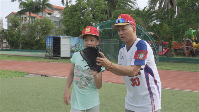 没打过棒球的小兵（右）弄假成真担任教练，协助小小背包客练球。（公视提供）